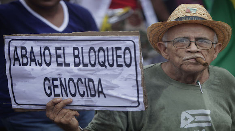 Un ciudadano cubano se manifestó en contra del bloqueo económico contra su país por parte de Estados Unidos.