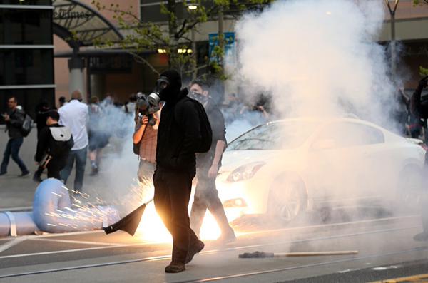 Los policías lanzaron gases lacrimógenos contra los manifestantes.