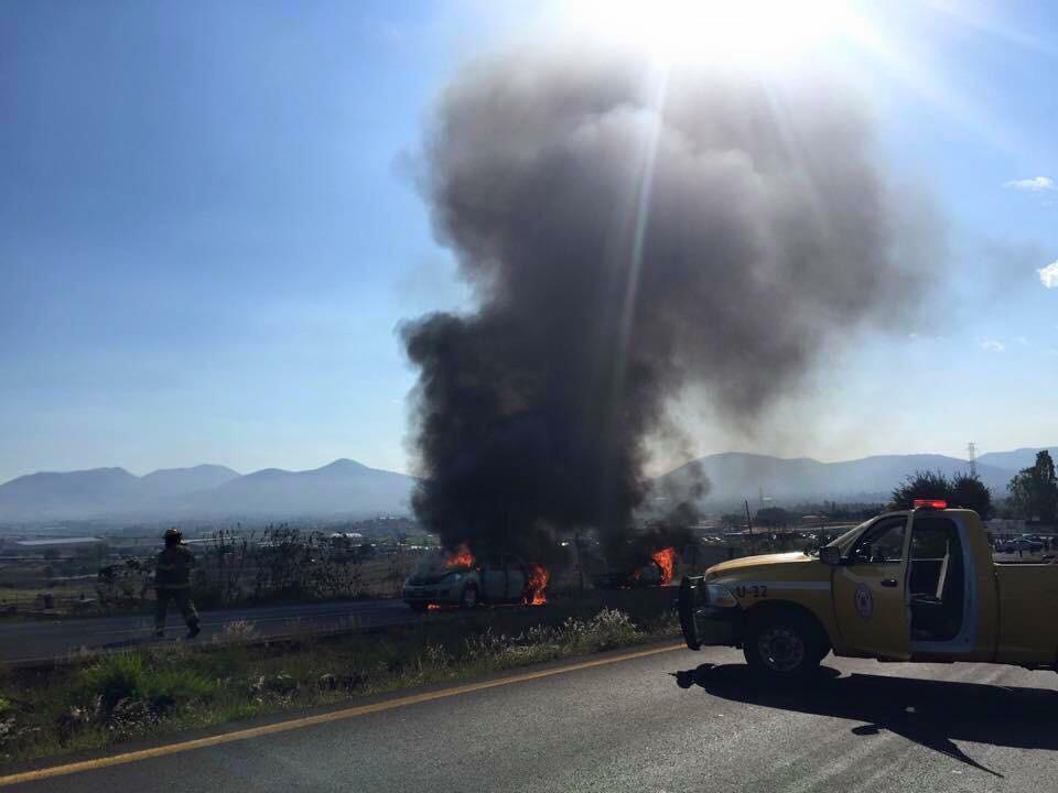 Grupos armados generaron bloqueos en las carreteras de Jalisco y Michoacán.