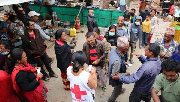 Otros de los afectados por el terremoto tienen miedo de salir de los refugios porque la tierra sigue moviendose.