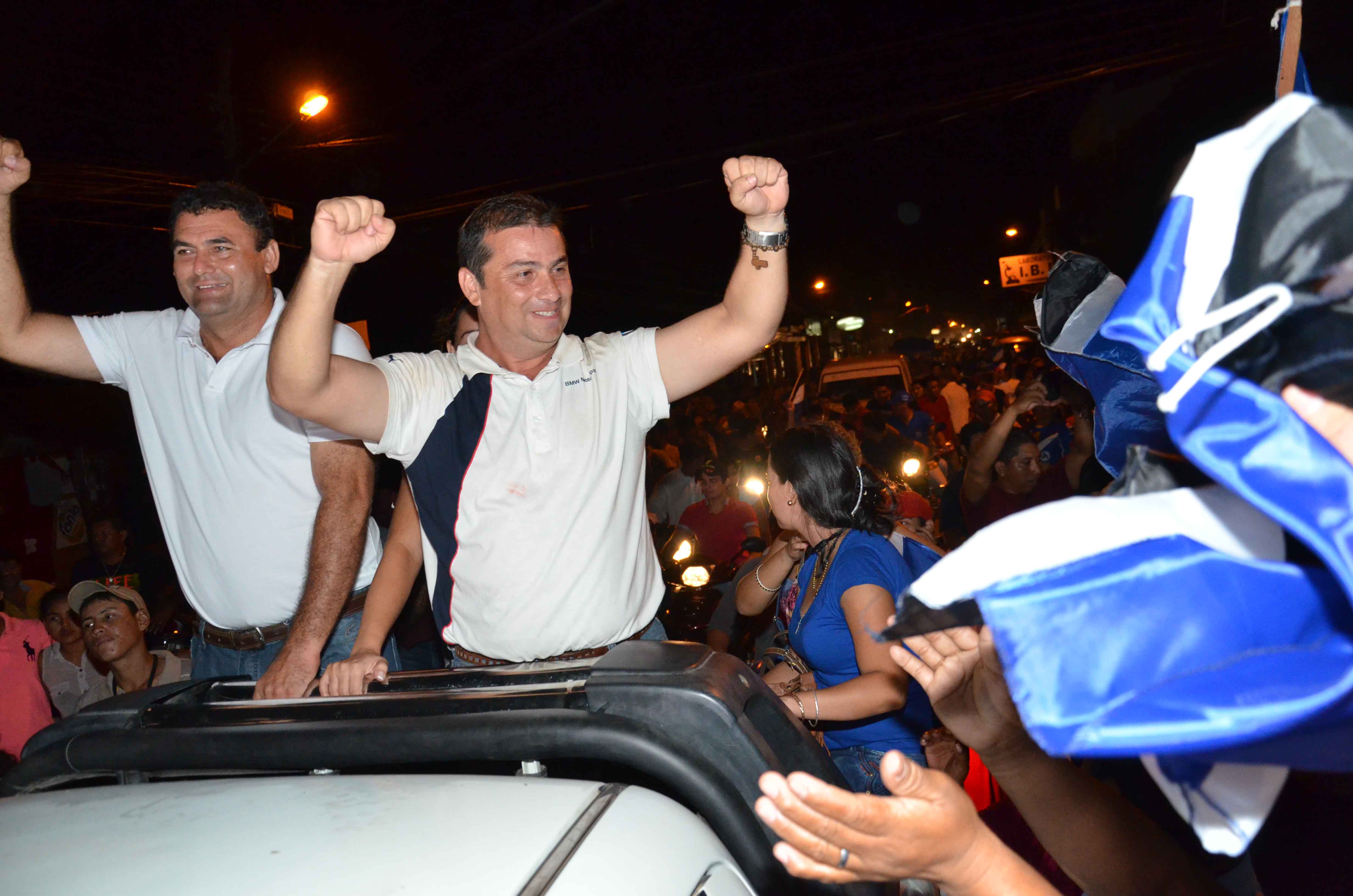 El candidato a la Gobernación del Beni por el Movimiento Al Socialismo MAS, Alex Ferrier festejó con el pueblo.