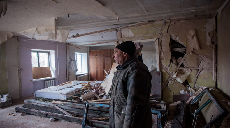 No se ha hecho distinción entre civiles y rebeldes. Al atacar objetivos civiles como escuelas, hospitales o mercados públicos se deja entrever un deseo de acabar con la población del Donbass.