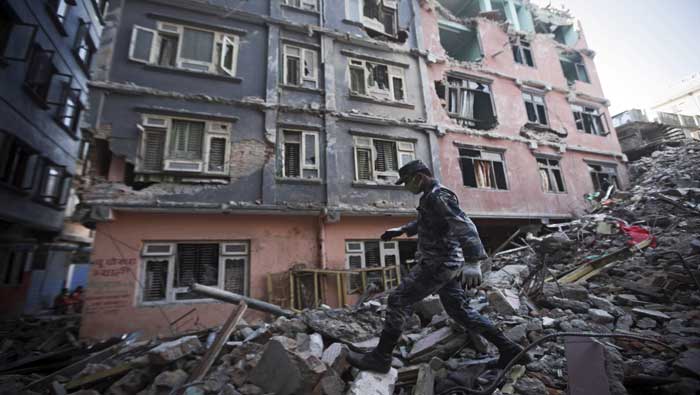 La policía de Katmandú informó que más de 900 mil personas han abandonado la capital