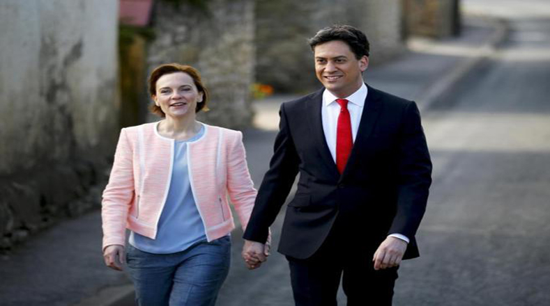 El líder laborista, Ed Miliband, acude a votar con su esposa, Justine, en Doncaster, al norte de Inglaterra. 