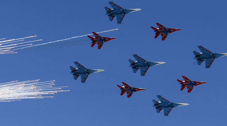 Miles apreciaron el talento de los pilotos rusos durante el desfile en honor al Día de la Victoria. 