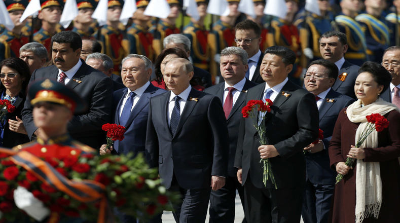 El presidente ruso es acompañado por varios mandatarios del mundo entre ellos, su homólogo chino Xi Jinping y Nicolás Maduro durante la entrega de ofrendas a parte de los caídos durante la Segunda Guerra Mundial.