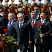 Líderes mundiales acompañaron al Presidente Putin a entregar ofrenda floral a los caídos durante la Segunda Segura Mundial. 