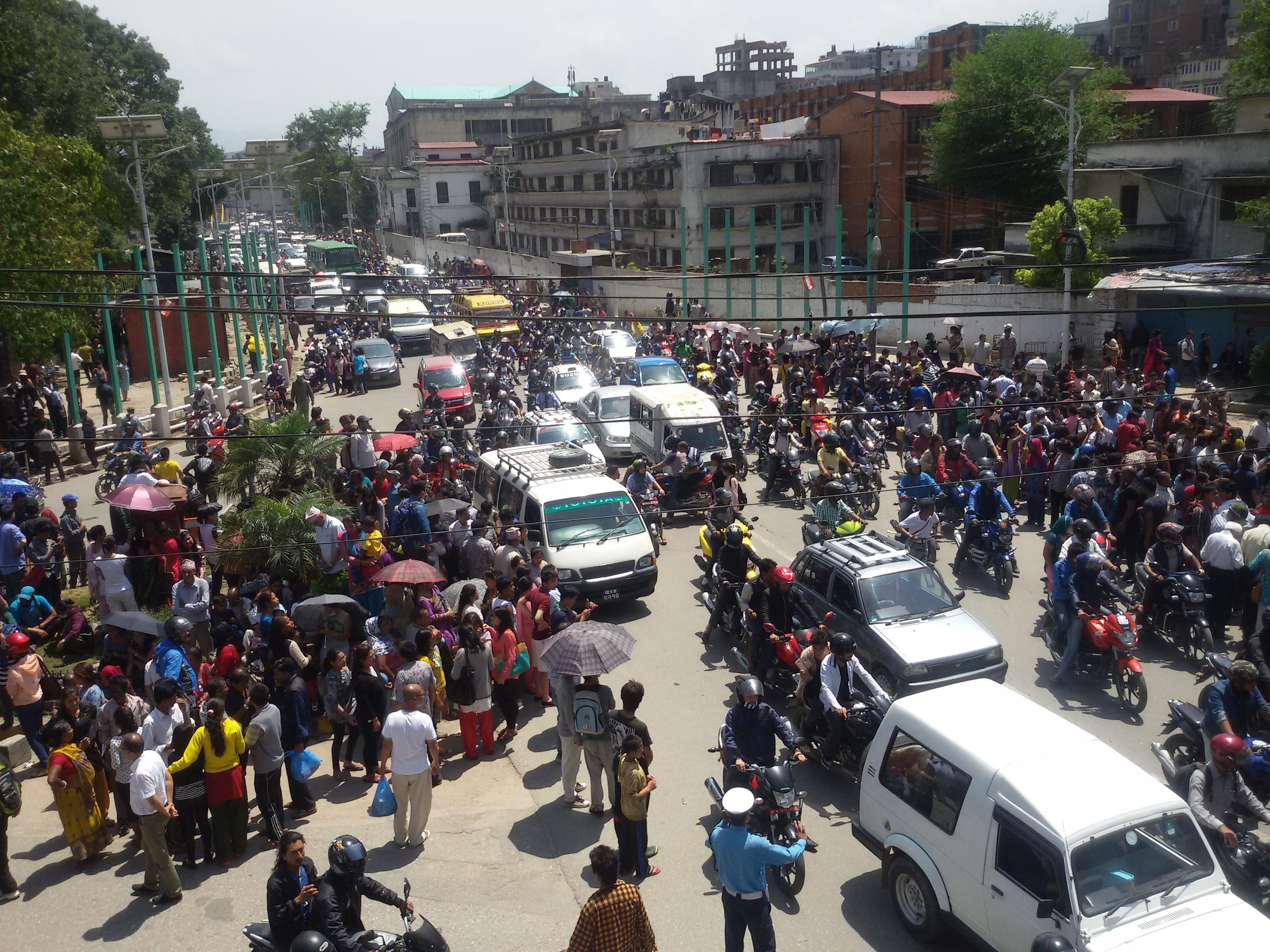 Residentes se reúnen en una calle tras un seísmo, en Katmandú, Nepal, el 12 de mayo de 2015.