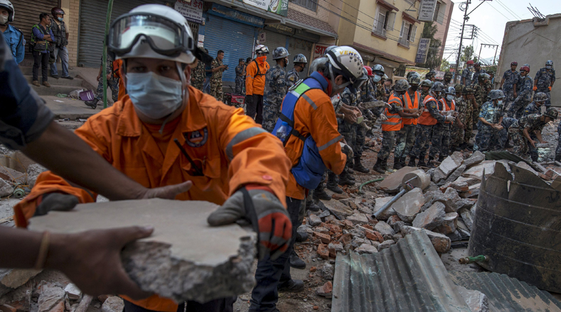 Unas 12 personas fueron rescatadas con vida bajo los escombros.