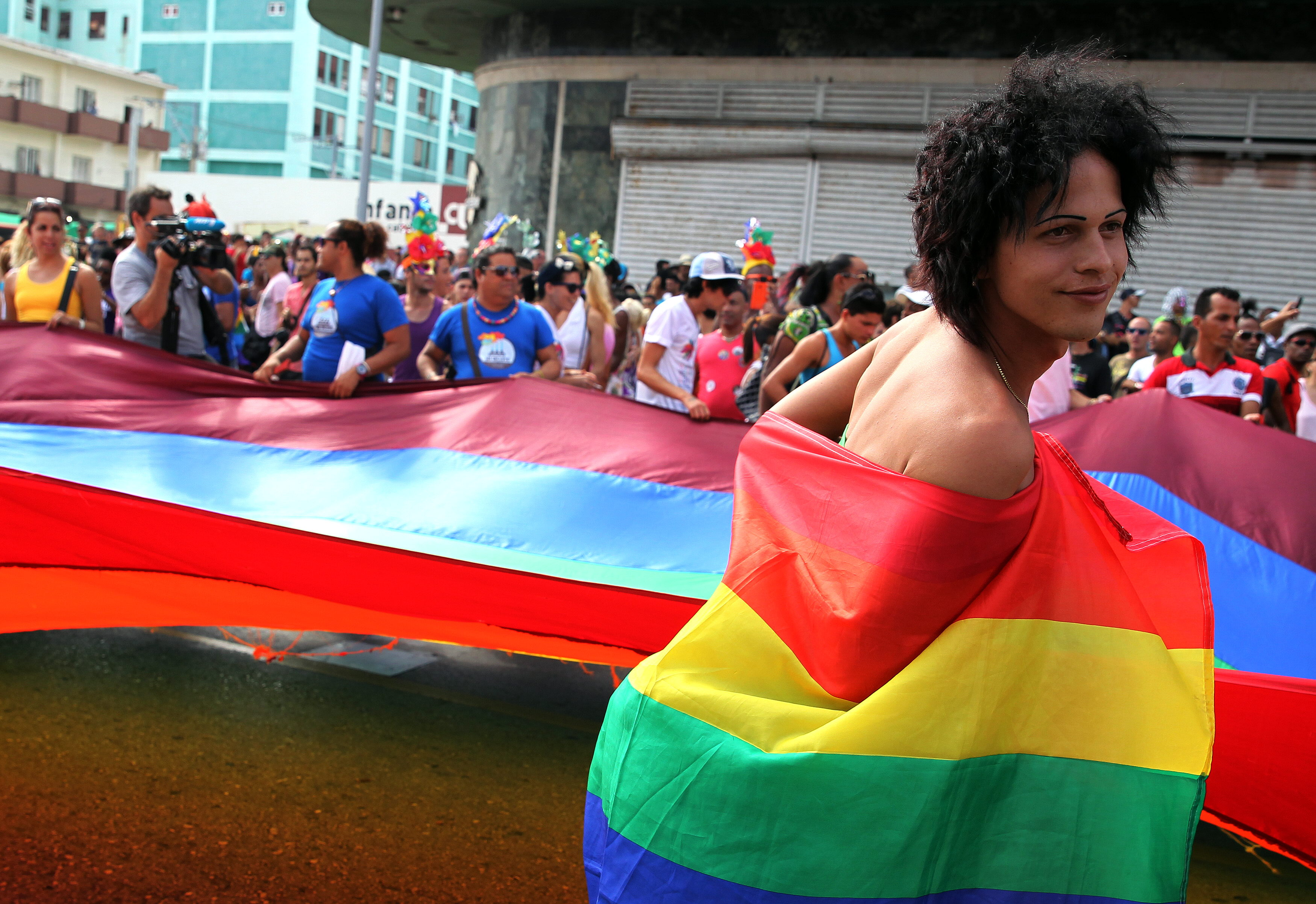 Esta fecha es propicia para recordar la lucha de la comunidad LGBT para ser visibilizados y contar con los mismos derechos que las parejas heterosexuales.