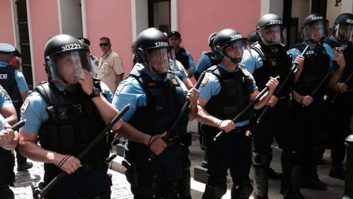 La Fuerza de Choque llegó al lugar de la protesta universitaria en Puerto Rico.