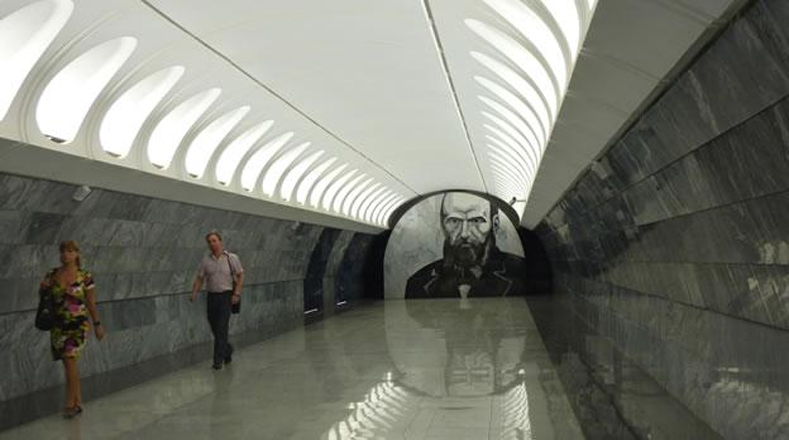 La estación de metro Dostoyevsky abrió sus puertas en mayo de 2010 para celebrar el 75 aniversario del Metro. Cuenta con paneles blancos y negros del autor Fyodor Dostoyevsky y personajes de sus novelas El Idiota, Crimen y castigo y Los hermanos Karamazov .