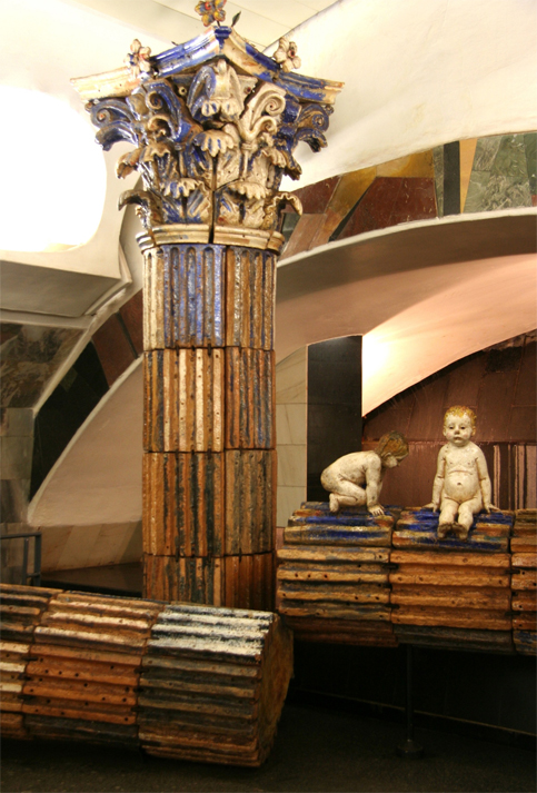 La estación Rimskaya tiene esculturas de Rómulo y Remo sentado encima de columnas caídas representan ostensiblemente los fundadores míticos de Roma.