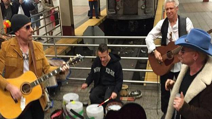 U2 llevó alegría a usuarios del metro de Nueva York.