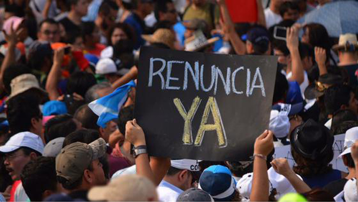 Los guatemaltecos que se encuentran en una lucha contra la corrupción han posicionado en las redes sociales la etiqueta #RenunciaYa.