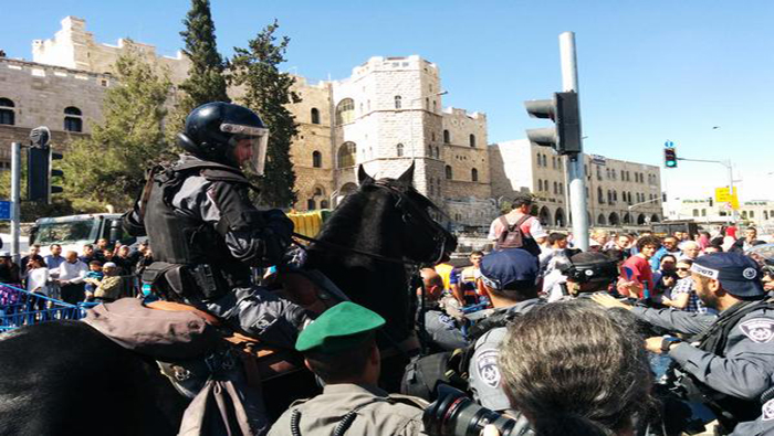 La Policía israelí dañó la cámara de RT en la agresión.