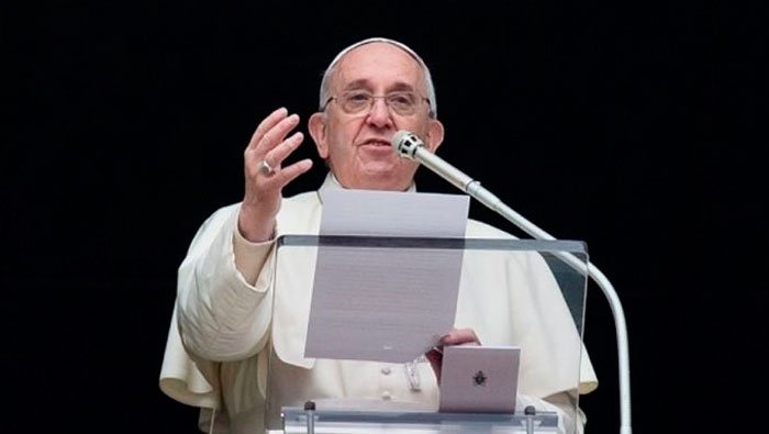 En el texto, el Papa señala  que los pobres son quienes más sufren por la contaminación atmosférica y el vertido de desechos tóxicos.