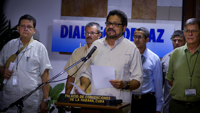 Las FARC-EP aseguran que el fin del conflicto debe iniciar por la erradicación del paramilitarismo