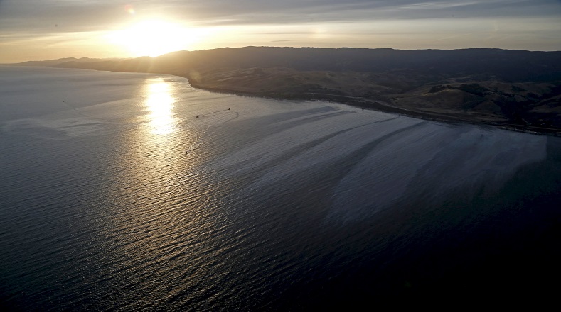 La mancha de petróleo procedente de la fuga se extendió a través de más de seis kilómetros de longitud a lo largo de la costa californiana.