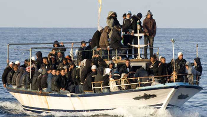 Alrededor de 105 inmigrantes iban en una lancha a la isla italiana de Lampedusa. (Foto: AP)