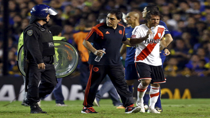 Leonardo Ponzio de River Plate es asistido tras la agresión con químicos en el partido contra Boca Juniors el 14 de mayo.