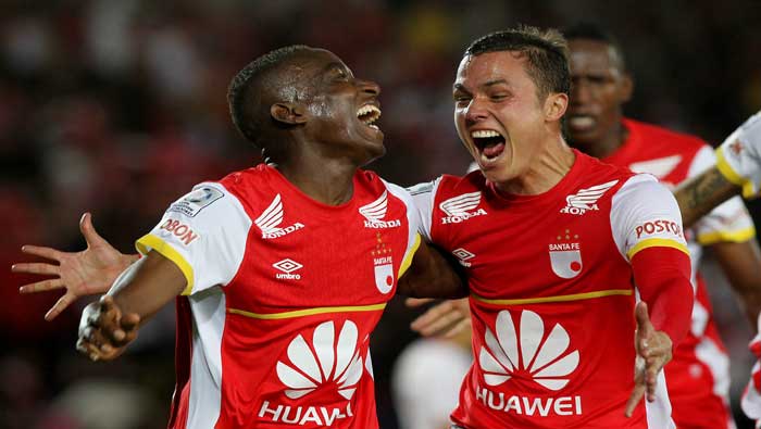 Dairon Mosquera y Luis Manuel Seijas festejan el gol del triunfo