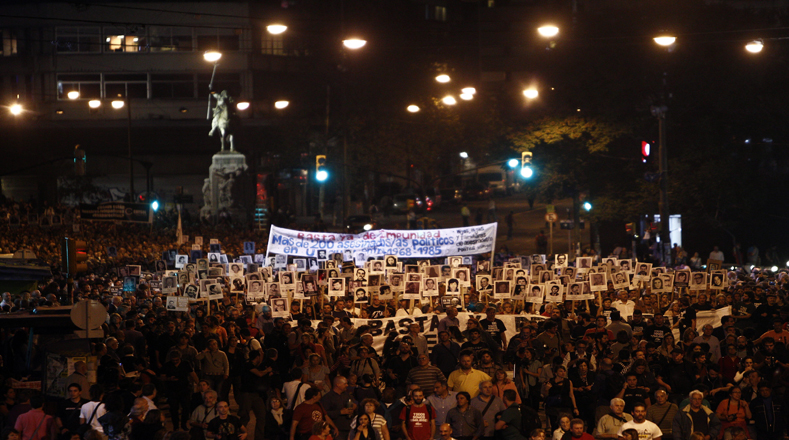 Los asistentes llenaron casi diez cuadras en el recorrido que partió desde el Espacio de Homenaje a los detenidos desaparecidos en América Latina hasta la Plaza Cagancha, un largo aplauso cerró la protesta que tuvo su primer capítulo un 20 de mayo de 1996.