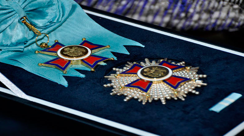 La medalla es otorgada por Decreto de Concesión de Condecoración por méritos destacados en el fortalecimiento de las relaciones bilaterales entre ambas naciones