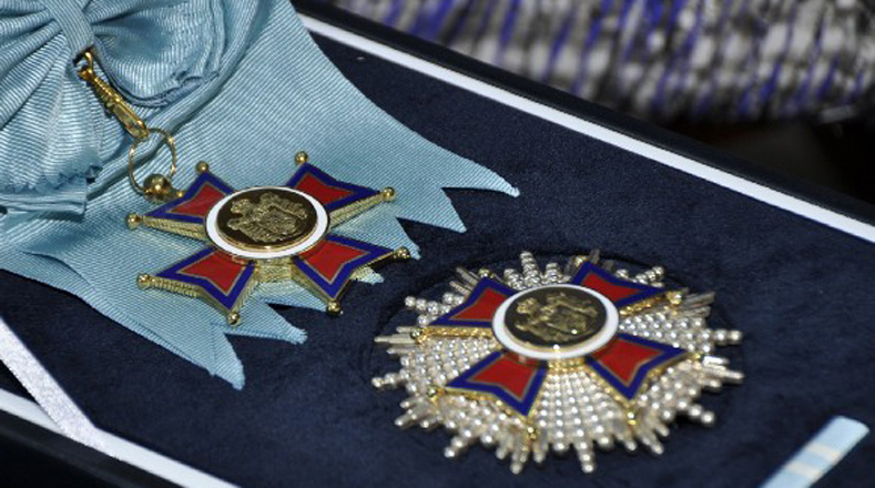 La medalla es otorgada por Decreto de Concesión de Condecoración por méritos destacados en el fortalecimiento de las relaciones bilaterales entre ambas naciones