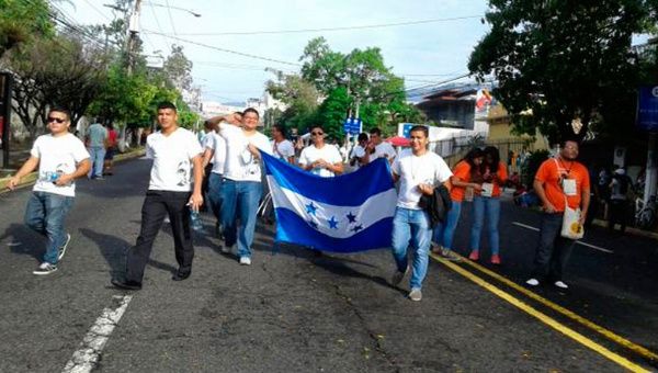 Salvadoreños marchan a la Plaza Salvador del Mundo.