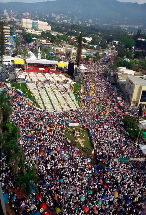 Miles de feligreses se concentran en la Plaza Salvador del Mundo.