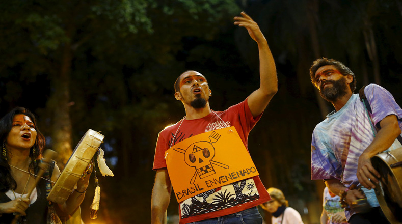 Los activistas de una manera pacífica marcharon en contra de Monsanto en Río de Janeiro.