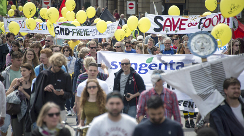 Los activistas sociales en Suiza durante la marcha mundial contra Monsanto.