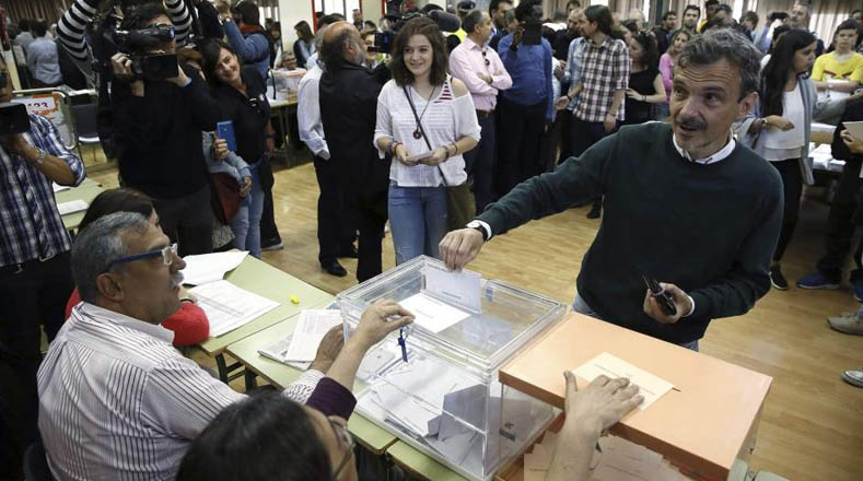 El candidato de Podemos a la presidencia de la Comunidad de Madrid, José Manuel López ejerció su derecho al voto en el Instituto Arturo Soria, en el distrito madrileño de Hortaleza.