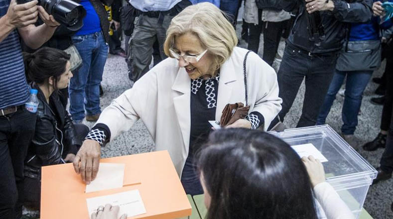La candidata de Ahora Madrid a la alcaldía de la capital, Manuela Carmena, votó en el colegio electoral Conde de Orgaz.