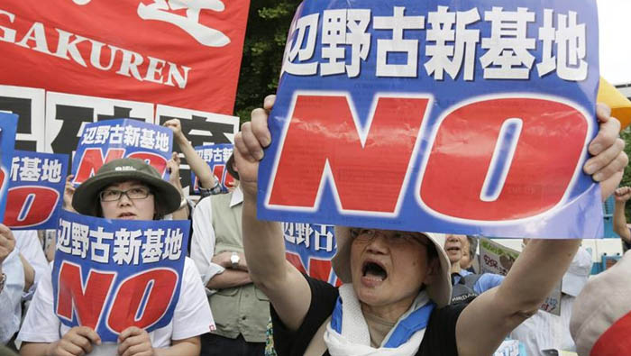 Los manifestantes se oponen al traslado de la base militar norteamericana Futenma.