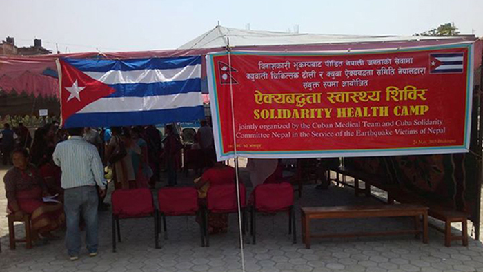 La brigada de médicos cubanos instaló carpas de asistencia sanitaria en Nepal.