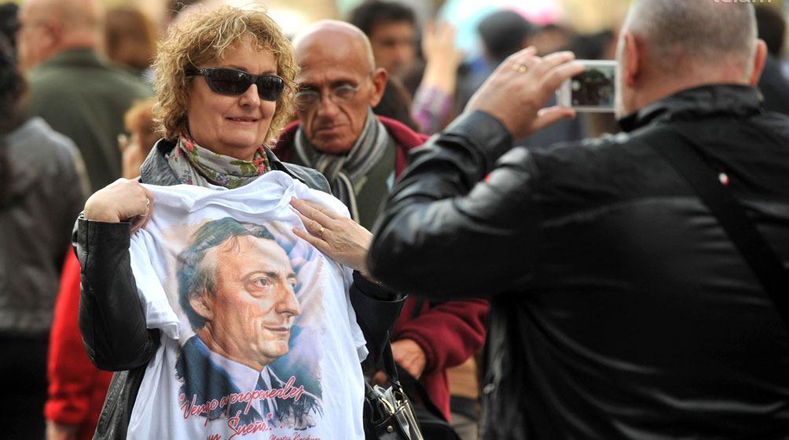 En la imagen se observa una mujer con una camisa que rinde honor al expresidente de Argentina,  Néstor Kirchner, en el aniversario número 12 de su asunción como jefe de Estado. 