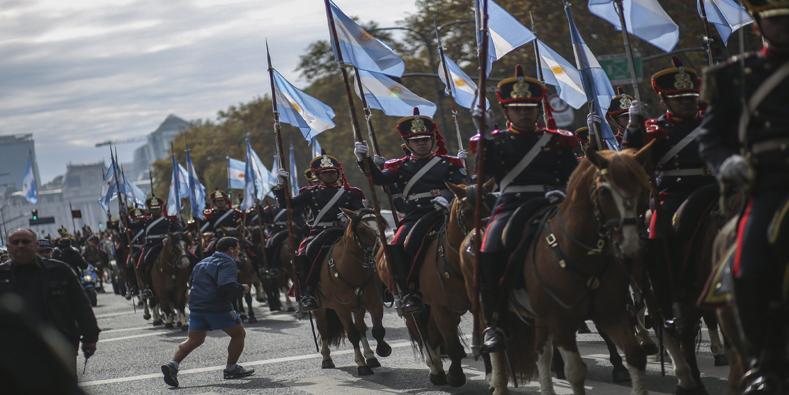 Desde tempranas horas de la mañana la guardia de honor del Ejército argentino realizó un gran desfile en honor a los 205 años de la Revolución de ese país. 