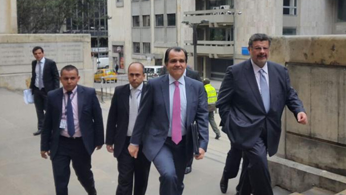 Zuluaga arribó a la Corte Suprema en Bogotá en compañía de su abogado.
