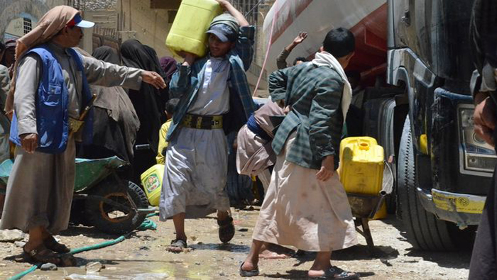 La falta de combustible hace difícil abastecer de agua a la población yemení.