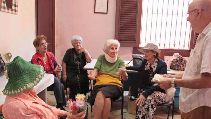 En Cuba las mujeres tienen una expectativa de vida de 80,45, mientras que los hombres se ubican en 76,50.
