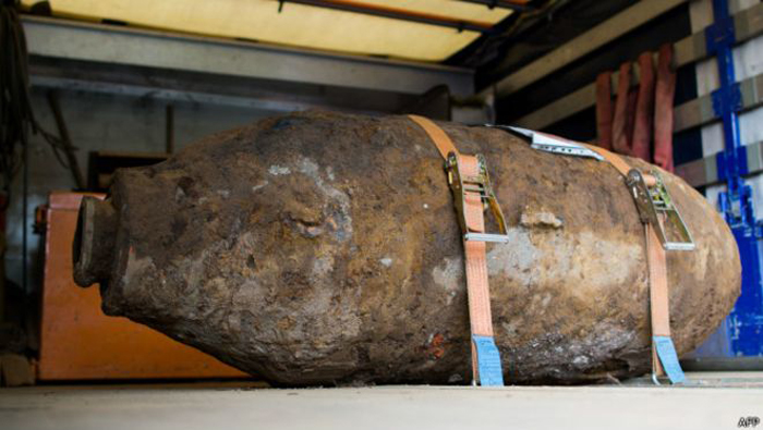 El artefacto desactivado de una tonelada fue cargado en un camión cerca del puente Mülheim.