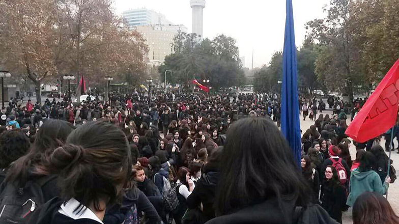Los jóvenes secundarios de la capital chilena se congregaron para iniciar la movilización en contra de la represión policial.