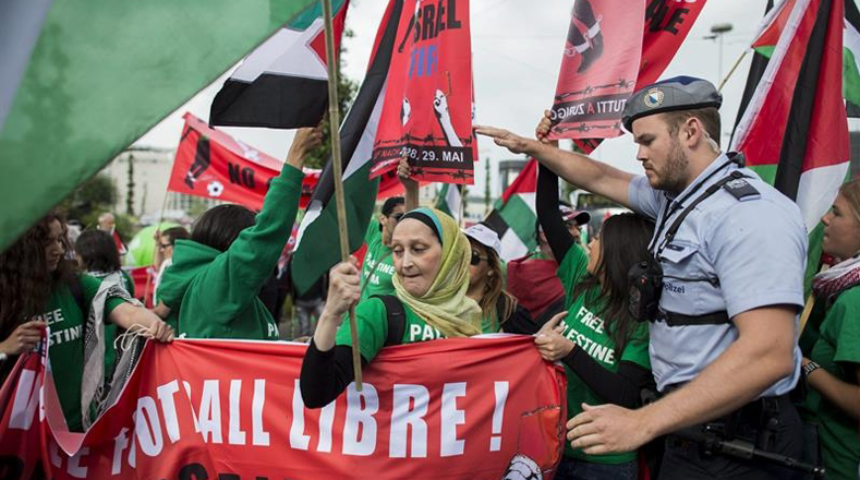  Activistas palestinos protestan frente al estadio Hallen Stadium.