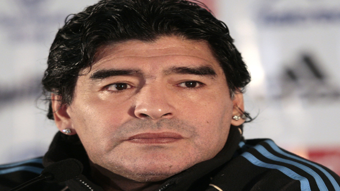 El presidente tiene que ser uno que no busque hacerse millonario a través de la pelota, declaró Maradona.