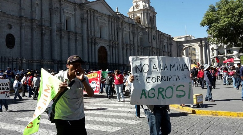 Los manifestantes se oponen al proyecto minero Tía María.