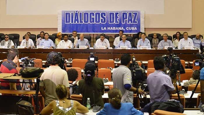 Las FARC-EP demandan el fin del paramilitarismo en Colombia