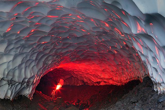 Mutnovsky es un volcán complejo situado en la parte sur de la península de Kamchatka, Rusia. A sus pies se encuentra un campo de géiseres, popularmente conocido como el Valle de los Géiseres Menores.