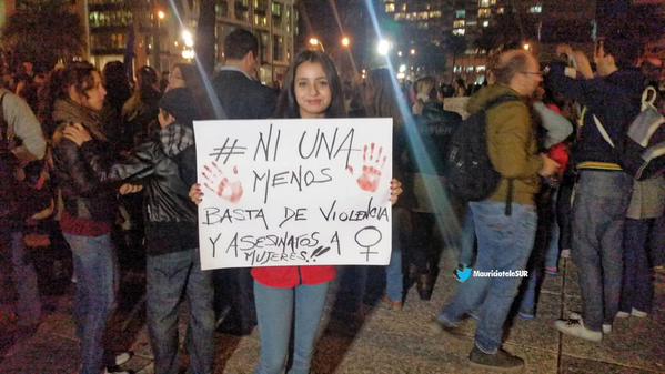 Con pancartas protestaron en las calles de Montevideo en contra del feminicidio.